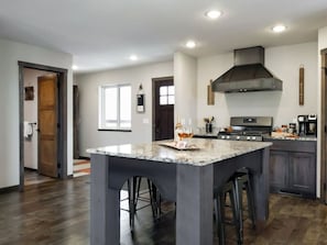 Refrigerador, horno, parrilla de estufa y cafetera y tetera