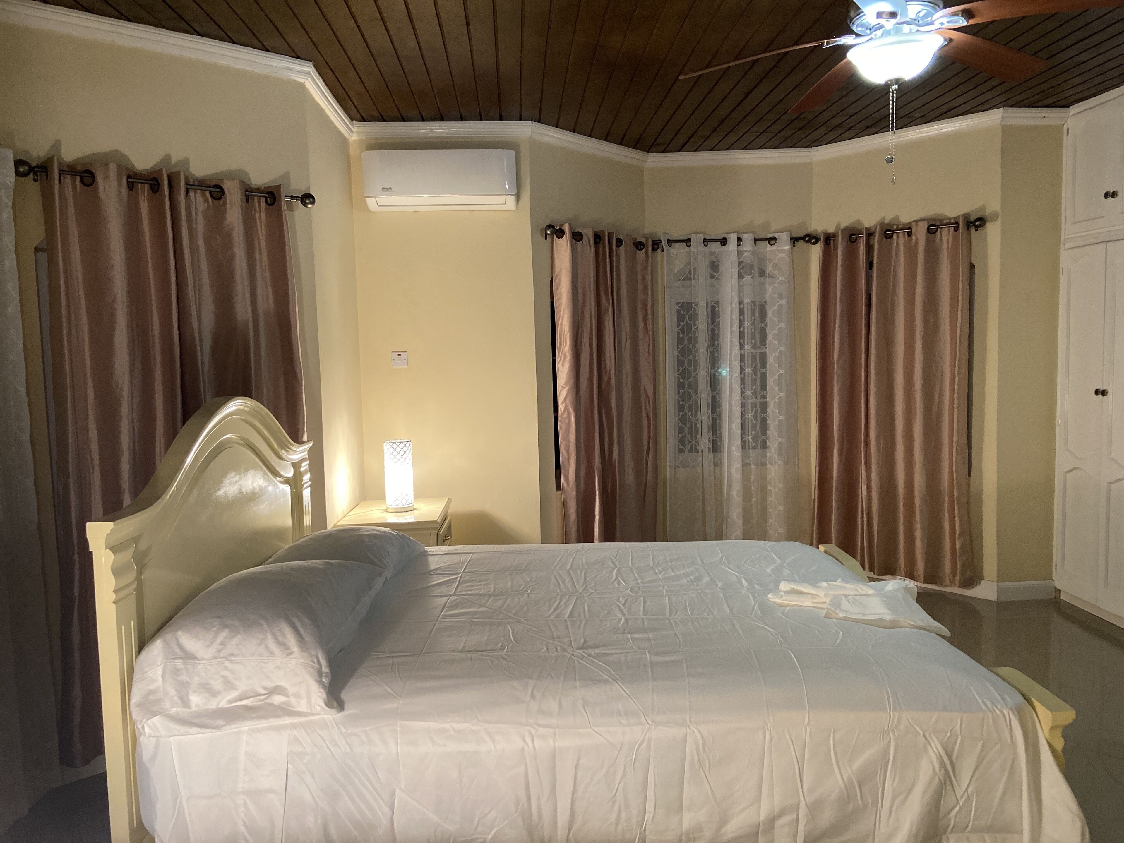 4 sovrum, skrivbord, strykjärn/strykbräda och resesäng