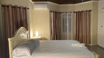 4 camere, una scrivania, ferro/asse da stiro, culla da viaggio