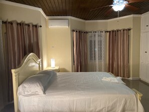 4 camere, una scrivania, ferro/asse da stiro, culla da viaggio