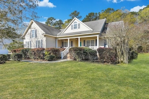 Exterior - Relaxing & spacious 4BR home, fire pit & private fenced in backyard (Savannah)