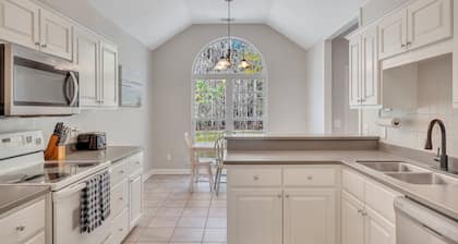 Relaxing & spacious 4BR home, fire pit & private fenced in backyard