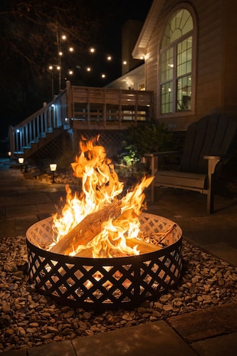 Relaxing & spacious 4BR home, fire pit & private fenced in backyard