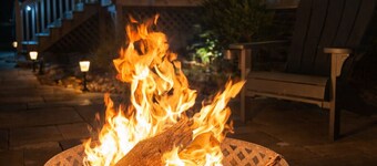 Relaxing & spacious 4BR home, fire pit & private fenced in backyard