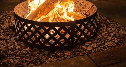 Relaxing & spacious 4BR home, fire pit & private fenced in backyard
