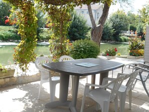 Outdoor dining - Marais Poitevin, fishing GITE, riverside with boat, bikes, fireplace (La Taillée)