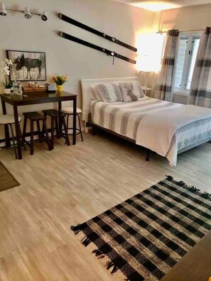1 habitación, tabla de planchar con plancha y cuna de viaje 