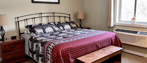 Escrivaninha, ferros/tábuas de passar roupa, berço de viagem