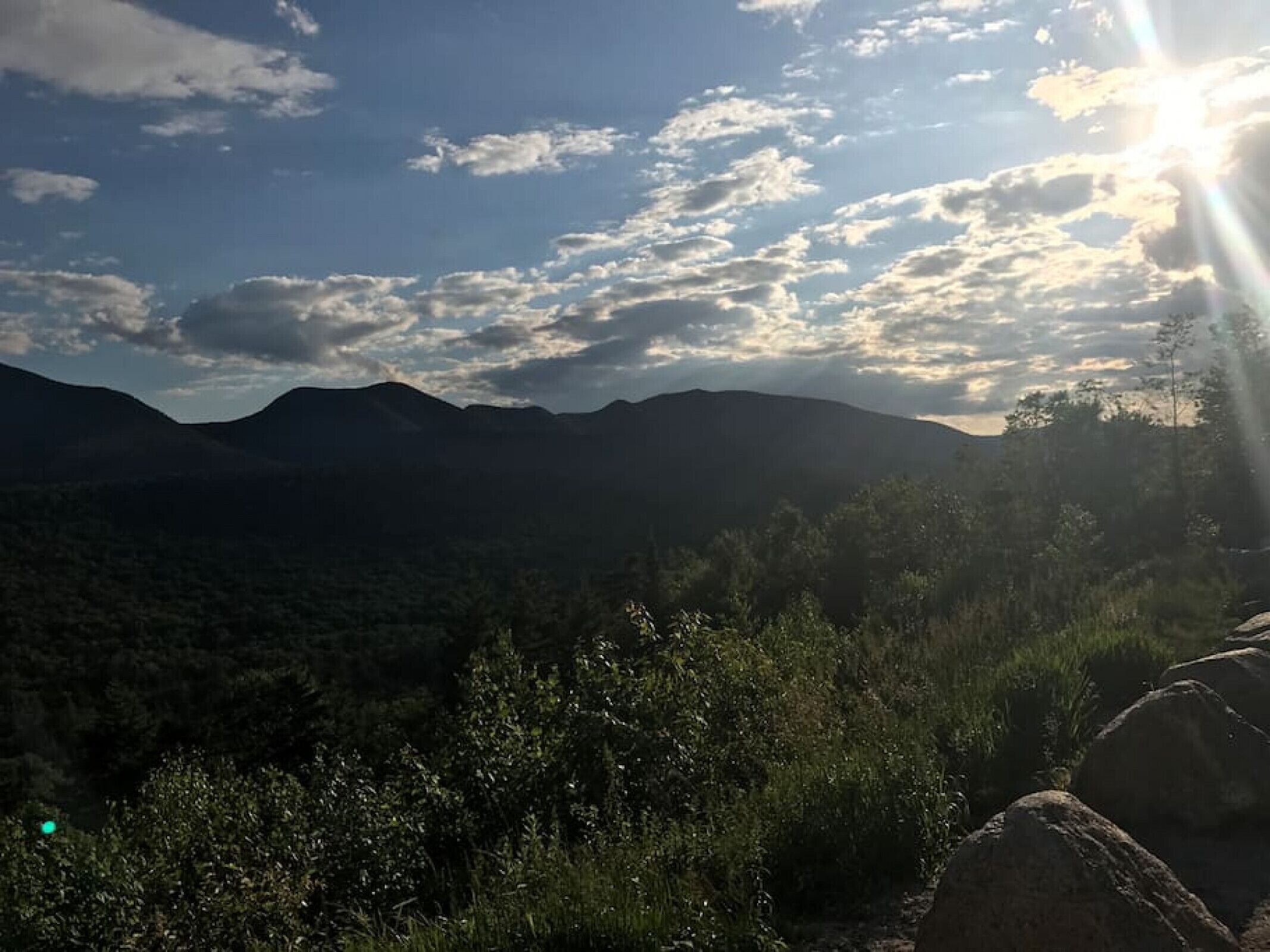 Un paisaje montañoso con cielo despejado y luz solar.