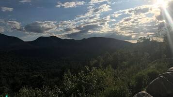 Un paisaje montañoso con cielo despejado y luz solar.