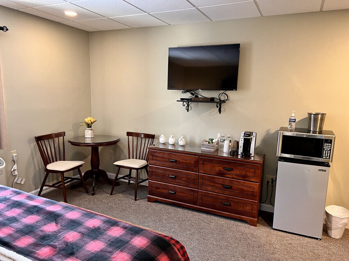 1 sovrum, skrivbord, strykjärn/strykbräda och resesäng