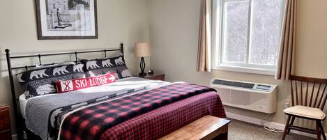 1 habitación, escritorio, tabla de planchar con plancha y cuna de viaje