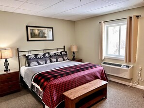 Desk, iron/ironing board, travel cot, free WiFi - C30H · Hotel Resort Room w king bed, pool Ski Loon Mtn (Lincoln)