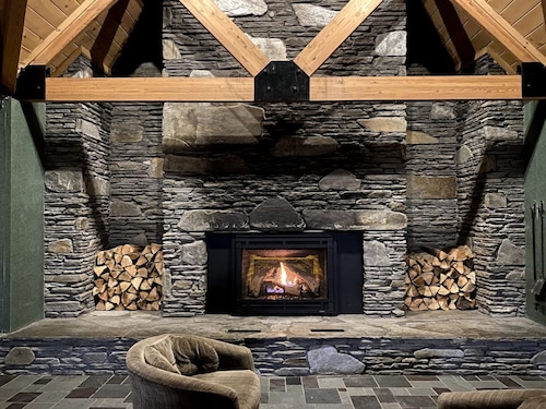 Lodge Hotel H3 · Hotel Resort Room w king bed, pool Ski Loon Mtn