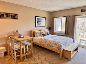 1 habitación, escritorio, tabla de planchar con plancha y cuna de viaje