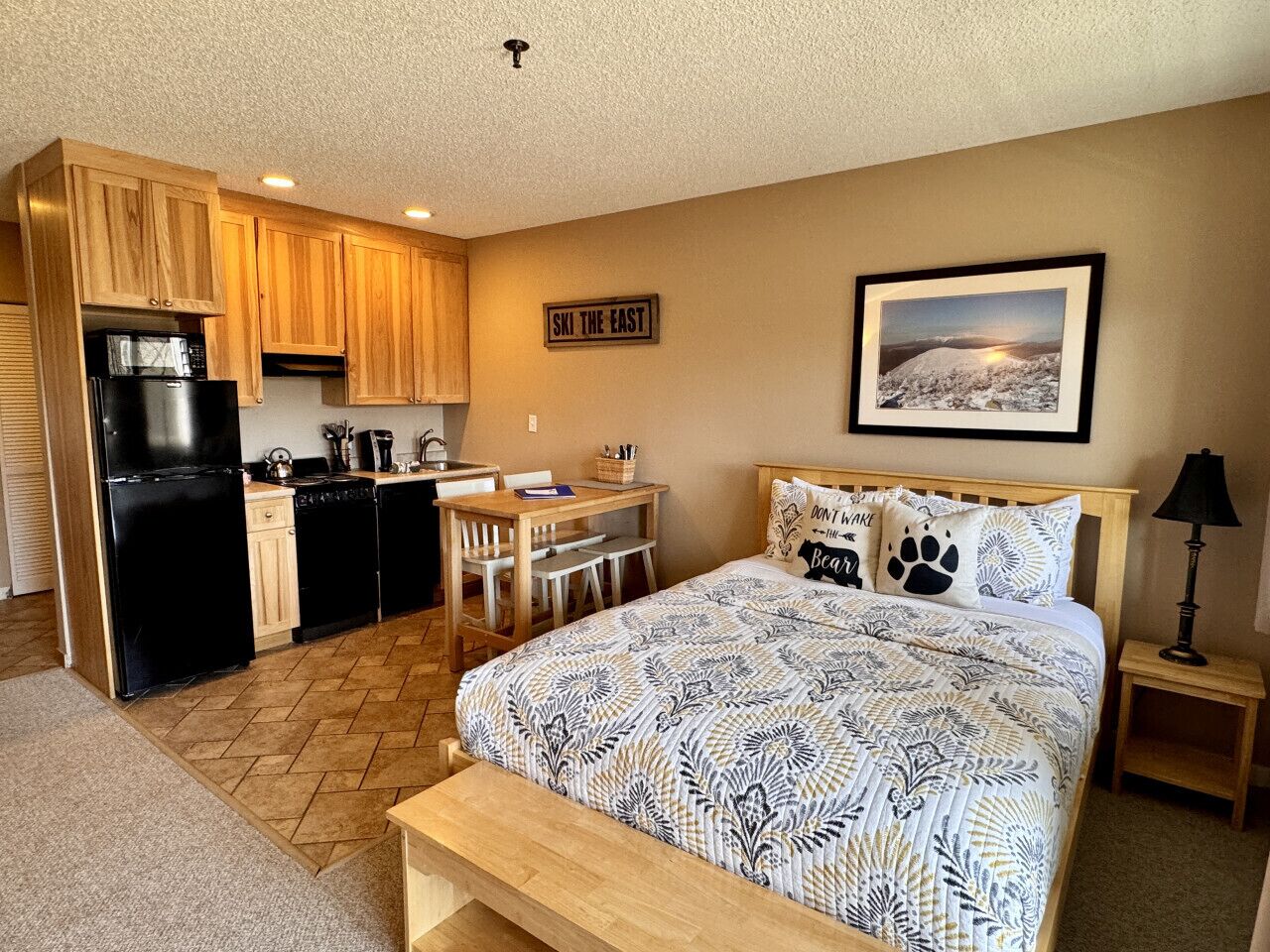 1 chambre, bureau, fer et planche à repasser, lit parapluie