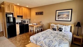 1 chambre, bureau, fer et planche à repasser, lit parapluie