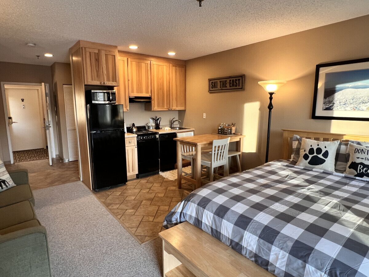 1 habitación, escritorio, tabla de planchar con plancha y cuna de viaje 