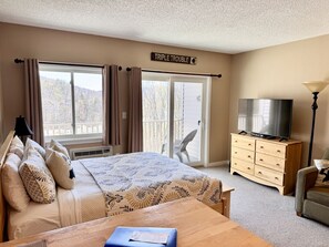 1 habitación, escritorio, tabla de planchar con plancha y cuna de viaje 