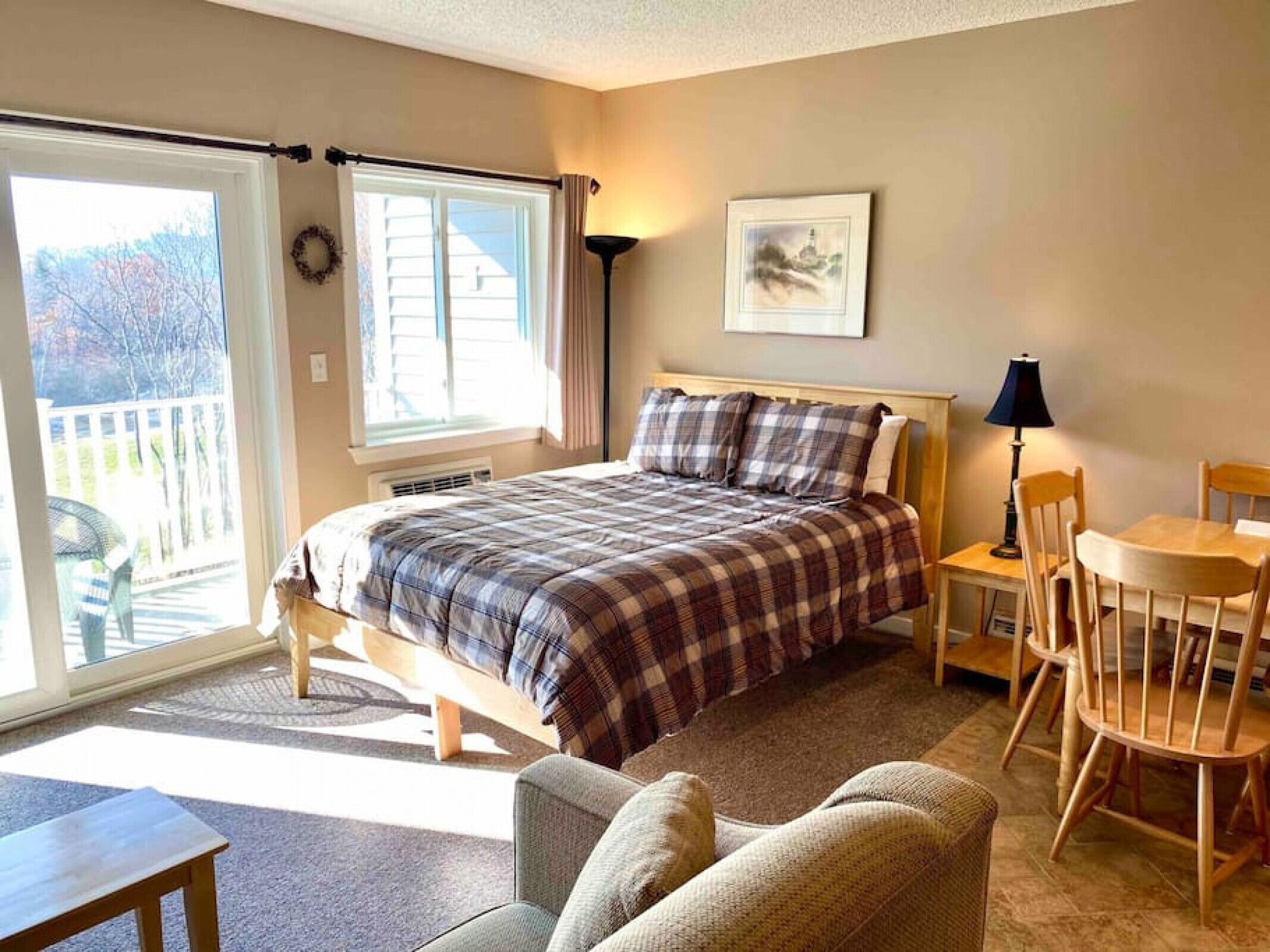 1 habitación, escritorio, tabla de planchar con plancha y cuna de viaje 