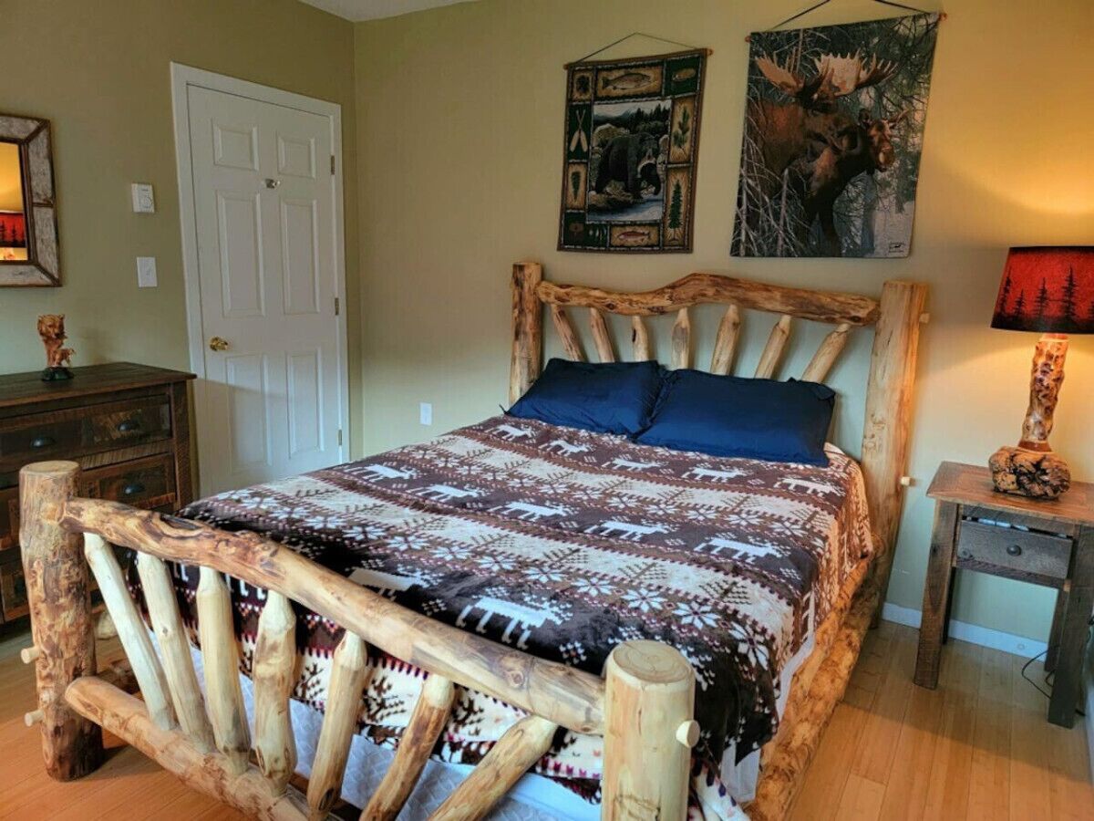 1 soverom, skrivebord, strykejern/-brett og reiseseng for barn