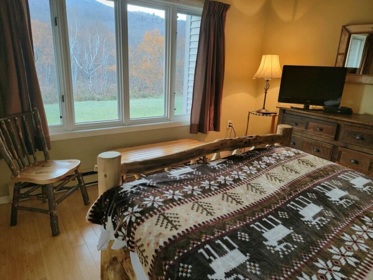 1 chambre, bureau, fer et planche à repasser, lit parapluie