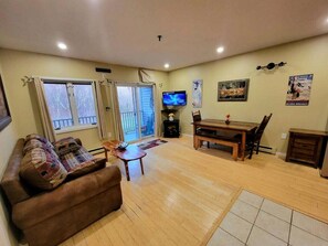 Una Smart TV, una chimenea, una mesa de tenis de mesa