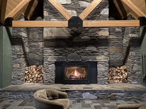 Lovely 1 BR Apt w/pool & gorgeous view of Loon Mtn