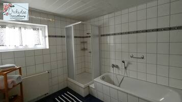 Badewanne, Haartrockner, Handtücher, Seife
