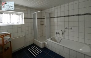Bathtub, hair dryer, towels, soap - Quietly located vacation apartment in Reichshof Eckenhagen (Reichshof)