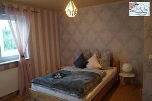 1 chambre, lit parapluie, Wi-Fi gratuit, draps fournis