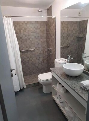 Combined shower/bathtub, bidet