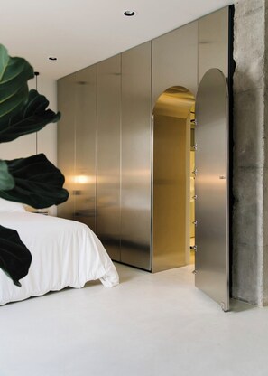 1 bedroom, desk, iron/ironing board, internet