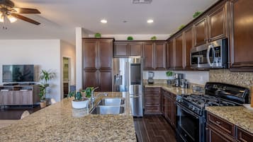 Een koelkast, een microgolfoven, een oven, een kookplaat