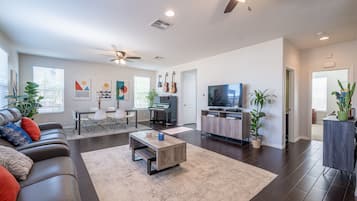 Smart-tv, videospelletjes, tafelvoetbal en een computerscherm