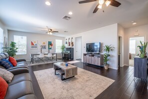 TV connectée, jeux vidéo, baby-foot, écrans d'ordinateur