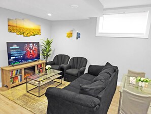 Smart-tv, eldstad, böcker och datorskärmar