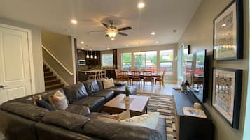 Een smart-tv, een dvd-speler, boeken en een filmbibliotheek