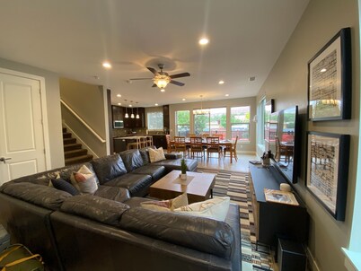 Luxury Entrada Townhome near downtown, Arches Nat’l Park, townie bikes included!