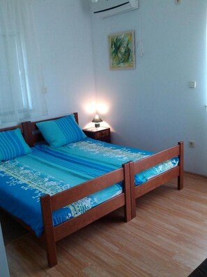 WiFi, bed sheets