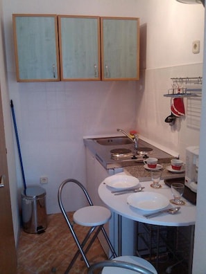 Fridge, microwave, stovetop, coffee/tea maker