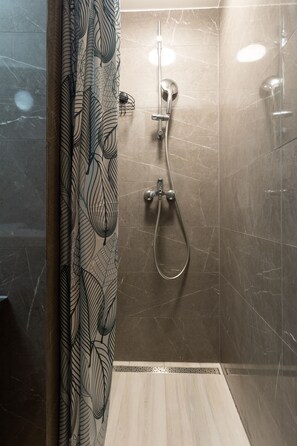 Shower, hair dryer, towels, soap - Beautiful Room in Old Town - Ground Floor (Dubrovnik)