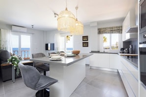 Micro-ondes, four, plaque de cuisson, lave-vaisselle