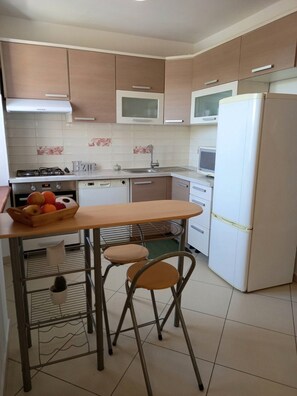 Kühlschrank, Mikrowelle, Ofen, Herdplatte