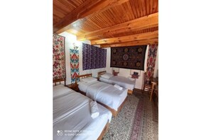 3 bedrooms - Triple Room with Private Bathroom (Buxoro)