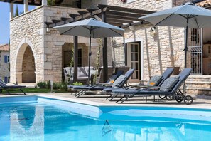 Outdoor pool - Stone beauty, surrounded by forest, for up to 9 guests (Muntrilj)