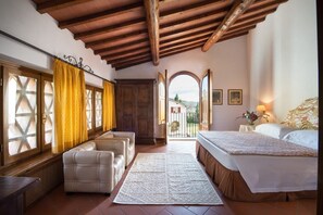6 bedrooms, desk, WiFi, bed sheets