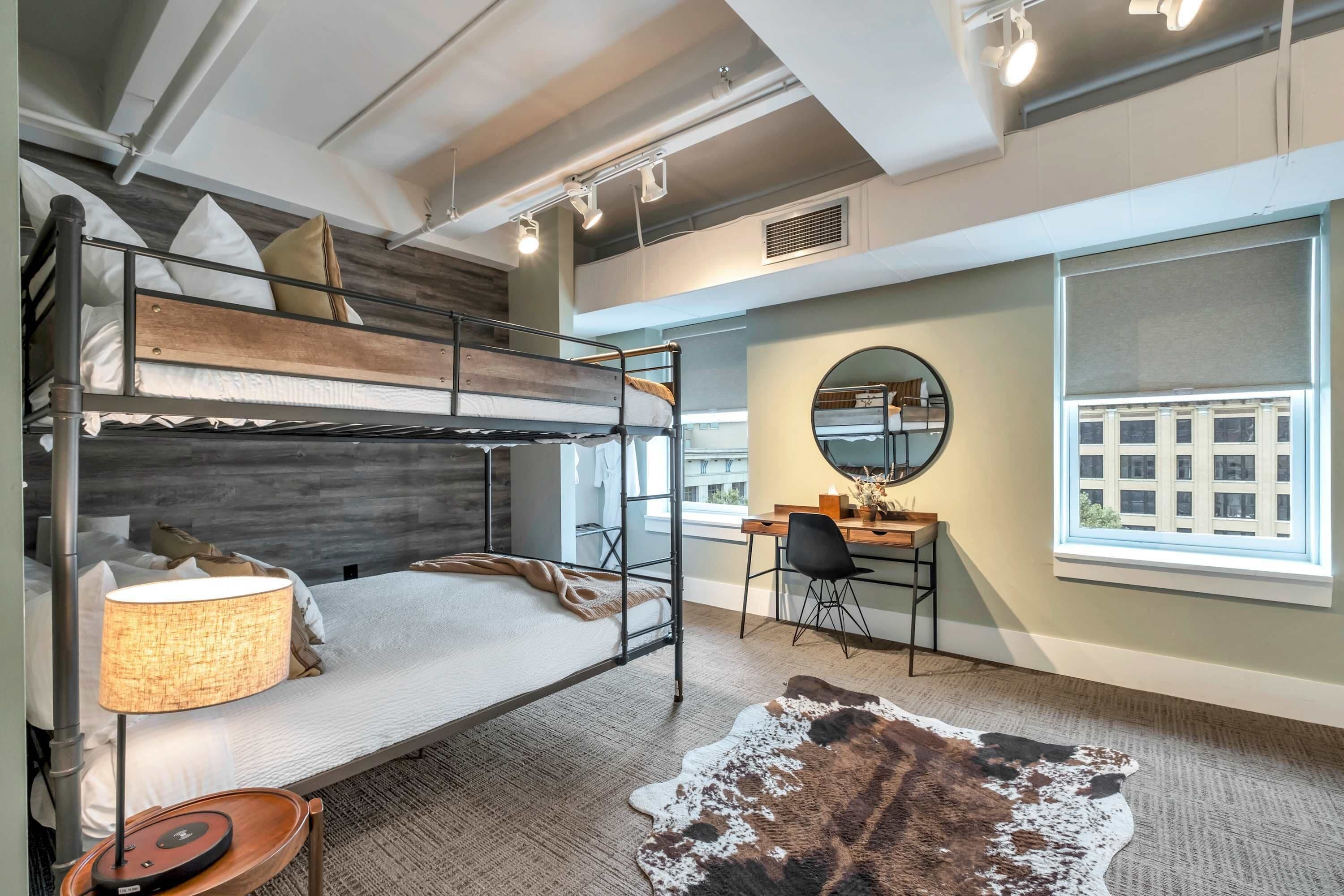6 habitaciones, tabla de planchar con plancha, wifi y ropa de cama 