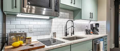 Réfrigérateur, micro-ondes, plaque de cuisson, lave-vaisselle