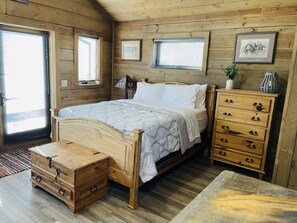 Free WiFi, bed sheets - Historic Westcliffe Outpost Loft (Westcliffe)